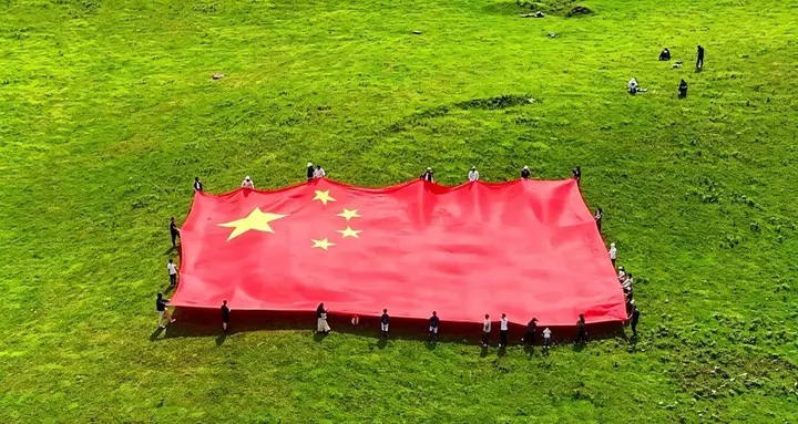 草甸风车迎客来,黑巴草场国庆绽放中国红丨旅居云南 好在文山