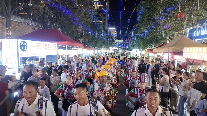 文化中国行｜逛夜市、赏非遗！砚山这场街头路演氛围感拉满