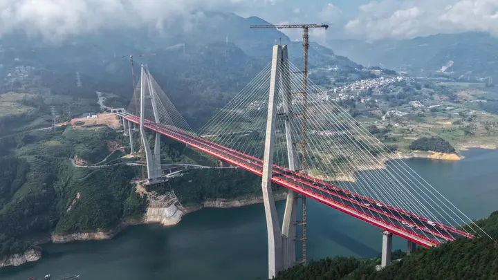 马鹿塘大桥建设正酣