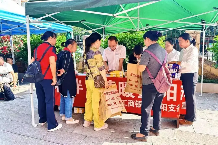 一抹“工行红”暖重阳！金融便民服务走进文山州老年大学