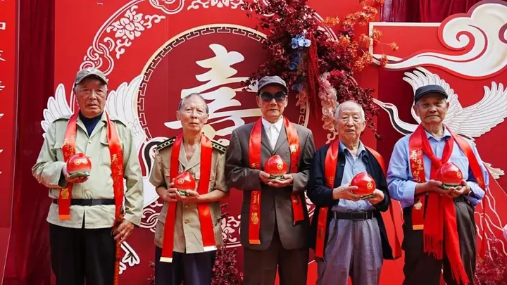 老兵寿礼+伉俪婚礼，文山市军休所里爱意满满！