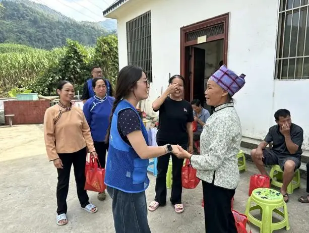 “专业社工+志愿服务” 敬老月活动暖到老人心坎上