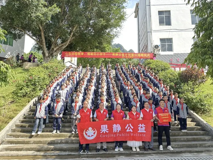富宁“爱心妈妈”玉农媛：百万物资架山海 爱心暖护山里娃