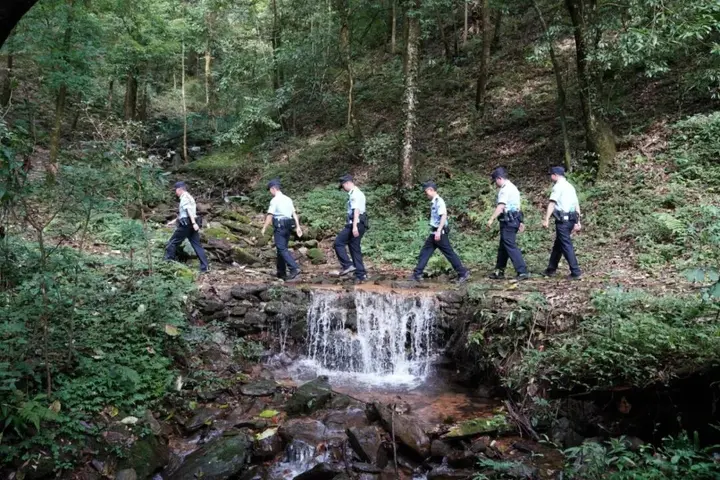  这抹藏蓝，守住了青山与烟火~