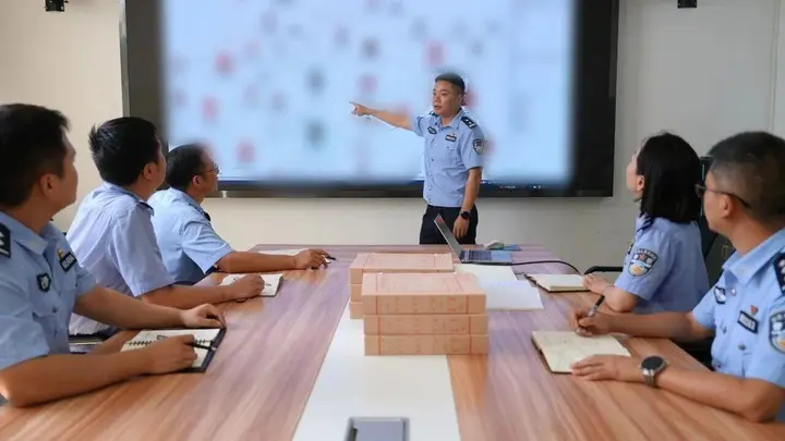 数据瀚海传薪火 警营师徒砺锋芒